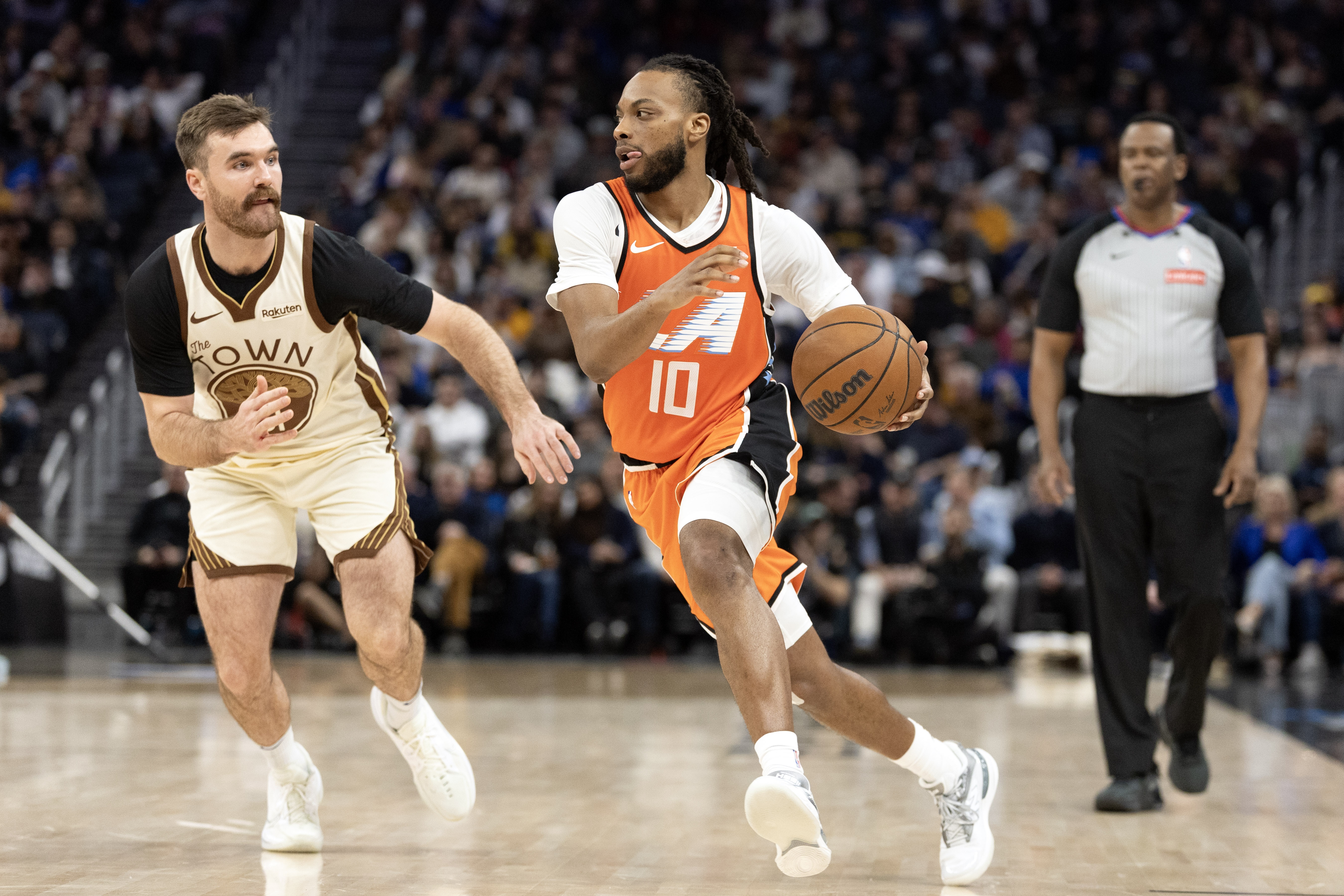 九游体育入口-小卡：加兰首秀打得很棒 有侵略性&amp;能投中空位/防中锋时也很积极