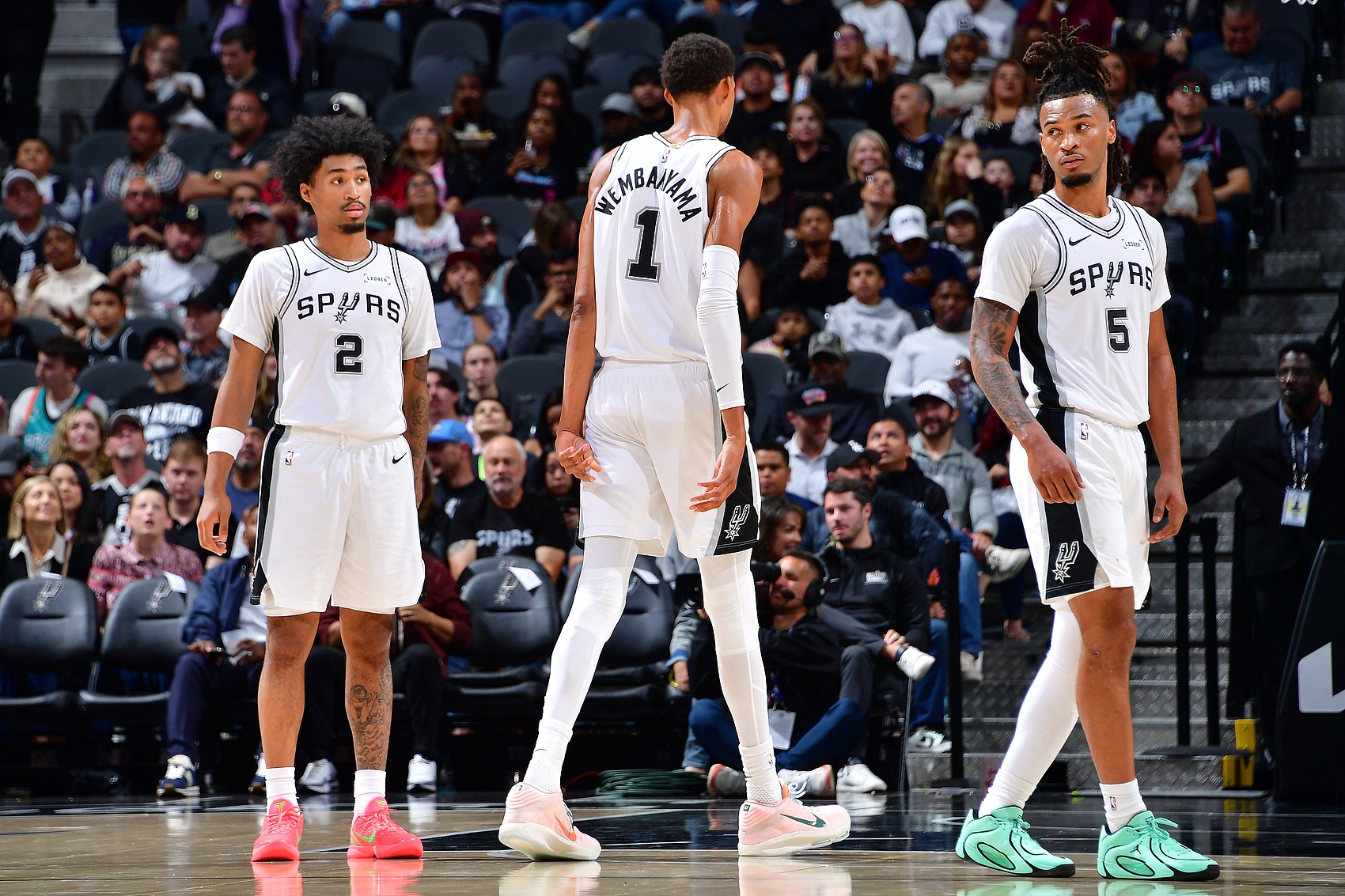 九游体育官网-张佳玮谈马刺赢球特征：文班统治防守端 卡斯尔推转换 哈珀砍分